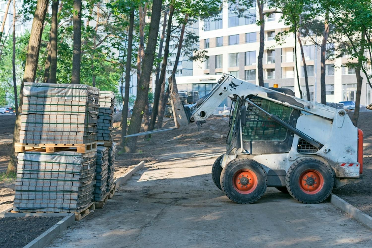 Bobcat: Flytta runt pallar med byggnadsmaterial Bobcat: Flytta runt pallar med byggnadsmaterial